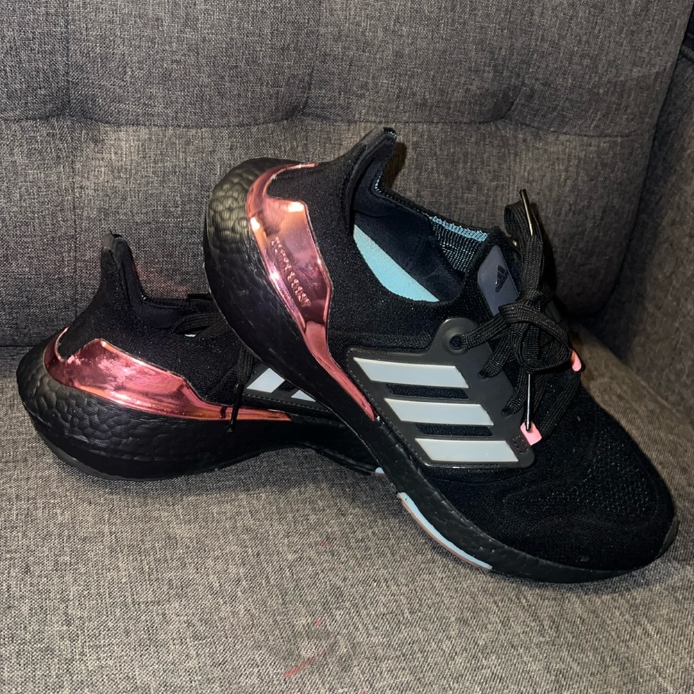 ADIDAS ULTRABOOST size 8.5
Slightly used. Maybe twice.